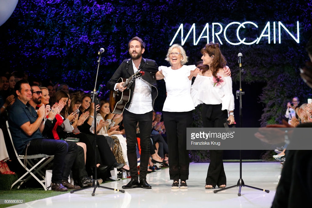 Q2 TextilVertrieb Clothing manufacturer, Apparel manufacturer, Garments manufacturer, Fashion manufacturer, fashion wear manufacturer in Germany.